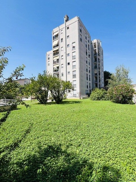 ULTIMO PIANO TRILOCALE CON TERRAZZO E BOX A MONZA SAN ROCCO