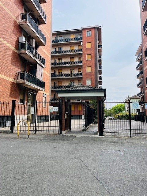 AMPIO E LUMINOSO DUE LOCALI E BOX