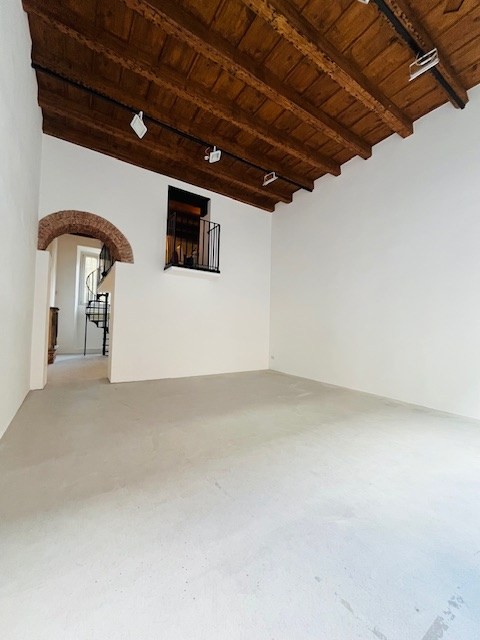 Via Bergamo: NEGOZIO RISTRUTTURATO DI 56 MQ CON 1 LUCE FRONTE STRADA